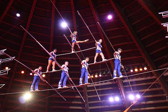 Premiere am 25.12.2017: 7-Personen Pyramide der Hochseilt Artisten Los Robles aus Kolumbien (©Fitio. Martin Schmitz)